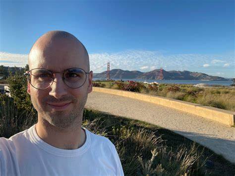 一位法国工程师如何通过制作创业投资内容、建立天使联合和精准押注Y Combinator毕业公司,最终募集到1200万美元基金并塑造独特投资策略与组织形态的深度解读与实战启示
