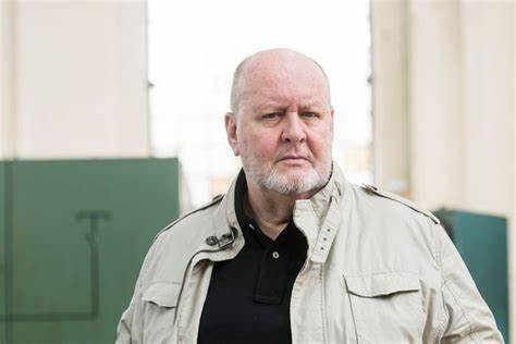 迈克·维德伦赫,作为比利时VTM电视台的开创性人物,近年来庆祝了他的75岁生日。他的职业生涯和个人生活为电视界树立了标杆,也为新一代媒体人树立了榜样。本文深入探讨了迈克·维德伦赫的成就、贡献及其对比利时传媒业的重要影响。
