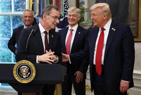 白宫宣布建立名为"TrumpRx"的药品购买网站并与辉瑞达成初步定价协议,这一举措可能重塑美国处方药市场格局,影响患者负担、药企策略和监管政策。分析其背景、运作机制、利弊以及未来关注点,帮助读者全面了解政策影响与实务挑战。
