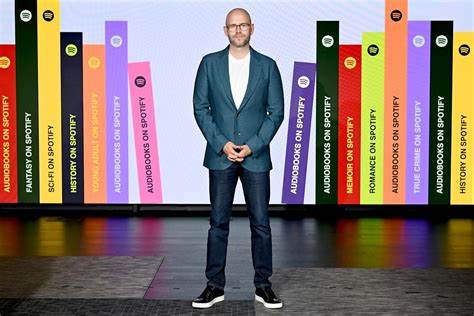 当Spotify创始人兼首席执行官丹尼尔·埃克宣布离职,公司股价应声下挫,市场和行业反应强烈。本文从财务表现、业务策略、竞争格局和投资者心理多个角度分析原因,评估对音乐流媒体生态、创作者和用户的潜在影响,并探讨公司可能的战略转向与修复路径。
