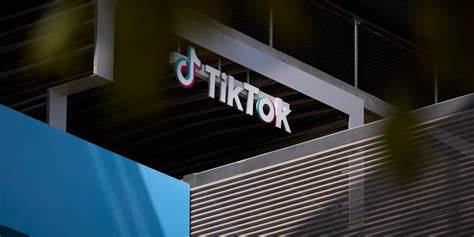 探索TikTok如何在全球政治与市场环境中成功化解危机,保持快速增长及其对社交媒体行业的深远影响。分析平台应对挑战的策略、用户增长趋势及未来发展机遇。
