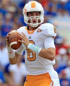 全面梳理大学橄榄球最新新闻、实时比分、关键数据、积分榜变化与转会与资格争议,提供赛季趋势解读、球队焦点与赛程影响分析,帮助球迷和分析师把握NCAA赛场风向。
