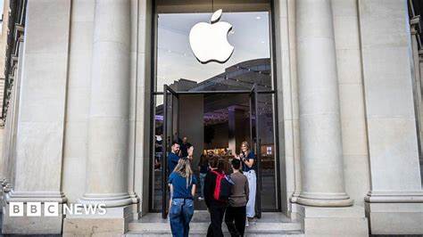 深入探讨苹果公司与欧洲监管机构围绕数字市场法规和开放生态系统的最新冲突,解析双方立场及对用户、行业的深远影响。揭示苹果为何坚守封闭生态系统,欧盟如何通过法规推动市场公平竞争,以及未来科技格局可能出现的变化。
