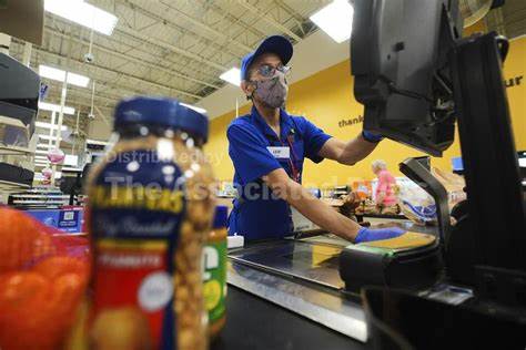 八月美国零售销售同比增长,尽管关税政策带来了就业压力和商品价格上涨,消费者依然展现出强劲的购买力,推动经济持续发展。深入分析零售销售数据背后的原因及未来经济走势。
