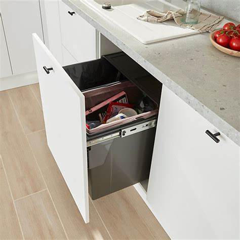 随着环保意识的提升,厨房垃圾分类已成为现代家庭管理的重要一环。GoodHome Vigote 60厘米双桶滑动分类垃圾桶凭借其设计合理与高效便捷的功能,为您带来理想的分类垃圾解决方案,助力打造整洁环保的厨房环境。
