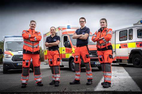 介绍Aicher Ambulanz提供的三年制Notfallsanitäter-Ausbildung的课程结构、实训安排、入学条件、日常工作与职业发展建议,帮助想在慕尼黑及周边从事救护与紧急医疗服务的人士了解培训细节和备考要点。
