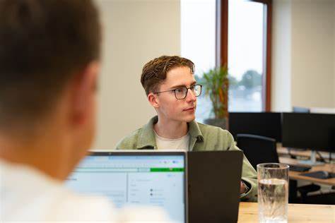 了解Canva的强大功能与使用方法,掌握设计技巧,轻松制作引人注目的视觉内容。无论是初学者还是专业人士,都能通过这篇指南深入理解Canva,提升设计水平,实现高效创意输出。
