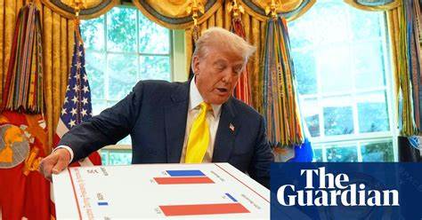 从后真相到平台时代的认知瘫痪,分析特朗普二度执政所暴露的制度性愚化根源,探讨媒体、市场与人工智能如何共同塑造认知生态,并提出重建判断力与公共理性的策略。
