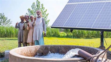 探讨太阳能抽水在巴基斯坦快速推广带来的利与弊,分析地下水超采、农业经济和政策框架之间的复杂关系,并提出可行的治理与技术路径以缓解水资源短缺
