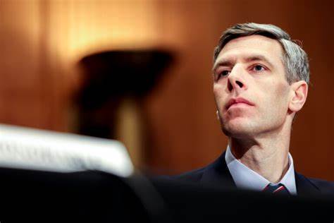 随着加密信托应用的迅速发展,越来越多的金融科技公司和加密企业申请国家信托执照,带动行业变革的同时也激起了银行业的强烈反对和监管争议。分析各方观点与政策动态,探讨未来数字资产托管与传统金融监管的结合路径和潜在挑战。
