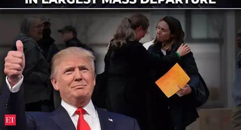 美國政府出現有史以來最大規模的集體辭職行動,約10萬名聯邦員工在特定計畫下選擇離職或行政離崗,本文從政策背景、經濟與社會影響、行政運作風險、法律與政治爭議到未來應對方案,提供全面性分析與可行建議。
