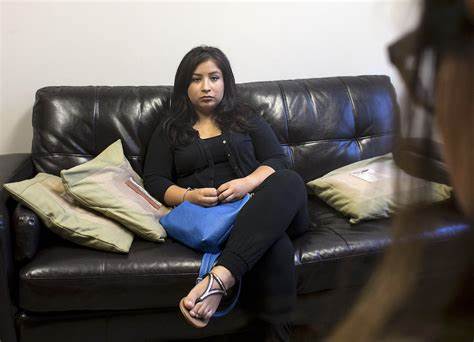 随着人工智能技术迅速渗透医疗领域,越来越多心理健康服务提供者开始依赖AI辅助的记录软件。然而,这背后隐藏着对患者隐私的深刻挑战,治疗笔记可能被作为AI训练数据出售和利用,带来潜在风险与伦理困境。本文深入探讨AI笔记软件对心理治疗隐私的影响及行业未来发展趋势。
