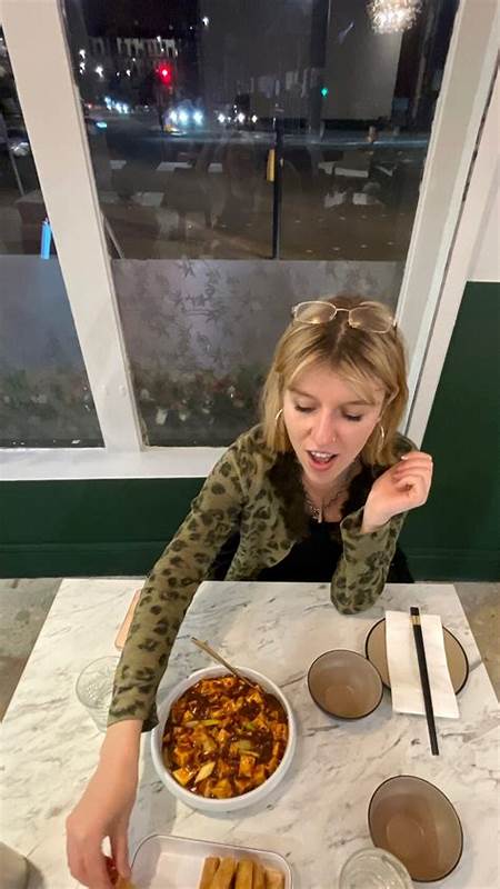 随着生活节奏的加快和健康意识的提升,Z世代的晚餐时间逐渐提前至晚上六点。本文探讨了这种现象背后的深层原因,包括社会习惯的转变、健康理念的影响以及现代生活方式对饮食习惯的塑造。
