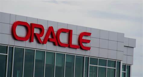 本文深入解析甲骨文(Oracle)公司在即将公布第一季度财报前,分析师对其股票的乐观看法及背后驱动因素,重点探讨公司云计算业务增长潜力和AI领域的战略布局,帮助投资者全面了解甲骨文的投资价值。
