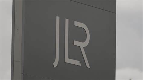 英国政府为捷豹路虎供应链提供高达15亿英镑的商业贷款担保,重点在于缓解网络攻击引发的生产停摆、保护供应商和岗位,并通过出口发展担保(EDG)由UK Export Finance分担银行风险,释放私营资本以维持产业链稳定和推动长期产业转型。
