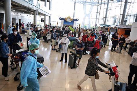 泰国加强对来自印度的入境旅客健康监测,全面筛查尼帕病毒风险。了解最新防疫政策、旅行注意事项及病毒防控知识,确保安全出行。
