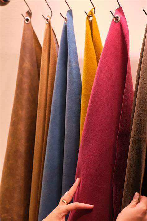 解析全球皮革供应链在通胀、能源与汇率压力下的困境与应对策略,展示生物基材料、人工智能、数字化与减废实践如何成为企业在不确定市场中求生与升级的关键路径
