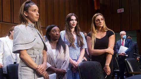 一位勇敢的体操运动员勇敢揭露教练性侵行为,引发FBI的调查。这不仅展示了受害者的勇气,也推动了体育界反性侵的重大进展,唤醒了社会对运动员权益保护的重视。本文深入剖析事件始末,探讨其引发的影响和广泛的社会意义。
