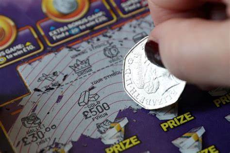 欧洲知名彩票巨头Allwyn通过收购美国梦幻体育运营商PrizePicks的多数股权,正式进军快速增长的美国体育竞猜领域,标志着传统彩票公司向数字化、技术驱动娱乐平台的战略转型。本文详细解析此次交易背后的市场机遇、行业趋势以及Allwyn未来在美国市场的布局蓝图。
