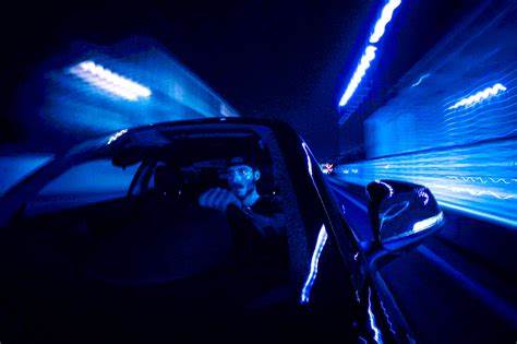 中年危机作为社会心理学中的一个重要概念,常被认为与人生的重大转折点相关。本文深入探讨中年危机的起源、理论基础及其是否真的从35岁开始,同时结合现代社会的变化对传统观点进行反思和分析,为读者提供科学且富有洞察的视角。
