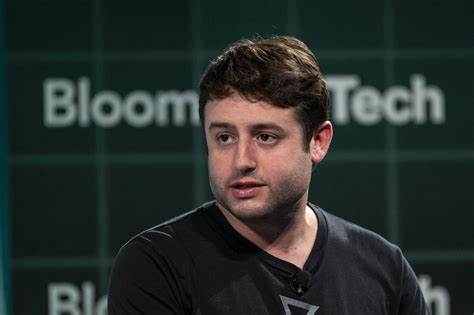 解析 Figma 联合创始人兼CEO Dylan Field 在公司上市后强调忽略股价波动、专注可控输入的管理理念,探讨其对创始人、管理层与投资者的启示,以及在人工智能和长期投资背景下的实操策略与风险应对。
