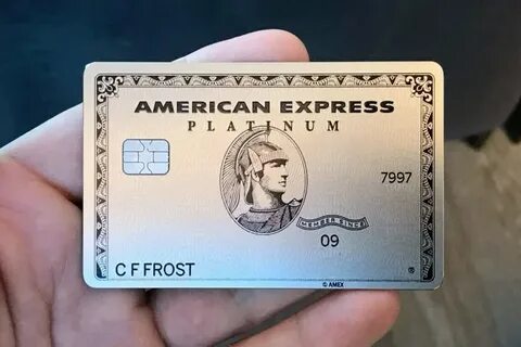 KBW再度维持美国运通(AXP)371美元目标价,强调铂金卡新增权益与与Lululemon、Uber、Walmart等合作将推动签约与续卡。文章从商业模式、会计处理、合作伙伴效应、竞争格局与潜在风险多角度解读该评级对投资者的意义。
