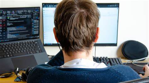 近期,Shopify通过对Ruby Central的施压,成功推动了对RubyGems和Bundler项目的接管,引发Ruby社区广泛关注和争议。本篇深度剖析事件经过、各方立场以及对开源生态的潜在影响,为读者揭示幕后真相。
