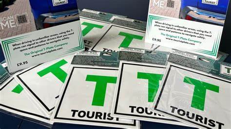 随着苏格兰旅游业的不断发展,游客数量激增导致道路安全问题日益严峻。近年来,尤其是在苏格兰高地,旅游过度引发的交通事故频发,成为社会关注的焦点。本文深入探讨了旅游人数激增对道路安全的影响,以及由当地酒店业主发明的"游客专用T牌"如何尝试缓解这一问题。通过分析交通现状、游客驾驶习惯及创新解决方案,揭示了苏格兰道路安全的现状与未来可能的发展方向。
