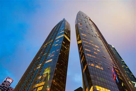 解读TD Cowen对花旗集团维持"持有"评级的原因、价格目标与战略合作影响,评估花旗在跨境支付、数字钱包与全球布局中的潜在机遇与风险,为投资者提供多维参考
