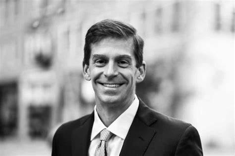 在美联储降息的宏观环境下,从流动性、安全性、税后收益和利率趋势角度解析多种现金工具的优劣,并给出适配不同资金期限和风险偏好的实用分配策略与操作步骤
