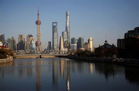 深入剖析中国近年来兴起的"内卷"现象,揭示这种社会文化与经济竞争的深层含义及其对个人、企业和国家经济带来的影响,探讨政府应对过度竞争所采取的措施和未来发展趋势。
