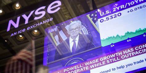 美股强劲反弹逐渐蚕食欧洲市场的领先优势,同时美联储主席鲍威尔在最新讲话中释放出温和的降息信号,这些变化如何影响全球投资者信心及未来走势?分析当前中美欧市场表现及未来政策方向,为投资者带来深度洞察。
