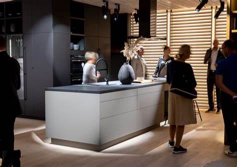 介绍汉克2024年9月21日至27日举办的秋季新品展,重点聚焦其旗舰产品线systemat的创新设计与可持续发展,探讨如何通过丰富的材质和色彩选择,实现厨房个性化和功能性的完美结合。
