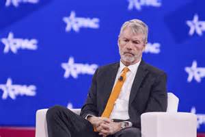 围绕MicroStrategy未获纳入标普500指数的争议,本文梳理事件经过、评估标普指数的甄选机制、分析所谓"秘密委员会"的权力与争议,并探讨该决定对比特币市场、指数治理和投资者行为的短中期影响与潜在改革方向。
