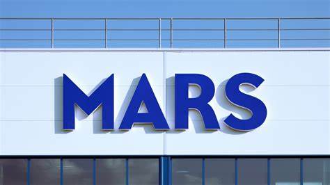 玛氏集团宣布将在2025年至2026年间投入10亿欧元用于欧洲生产和研发,重点覆盖法国、波兰和西班牙等国家,旨在强化其欧洲业务布局,实现创新与可持续发展。随着对凯拉诺娃公司35.9亿美元收购案的监管审查重新启动,玛氏集团不仅着眼于短期扩张,更注重建设具有韧性的长期发展战略。本文深入探讨玛氏集团的资本支出计划及其对欧洲市场的深远影响。
