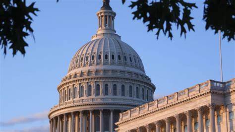 美国国会议员正敦促证券交易委员会(SEC)落实前总统特朗普签署的行政命令,推动将加密货币纳入价值12.1万亿美元的401(k)退休计划市场。这一举措将改变数千万美国人的退休投资选择,拓宽多元化投资渠道。
