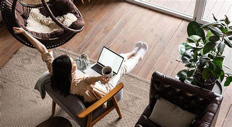 随着远程工作模式的普及,职场文化经历了深刻的变革,员工的幸福感与孤独感成为热门话题。本文深入探讨远程工作对个人生活和心理健康的双重影响,结合真实案例分析,帮助读者全面了解远程工作的利弊及应对策略。
