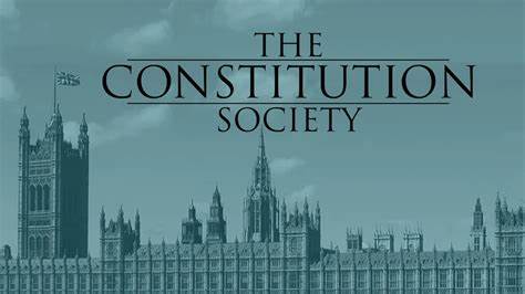 从立法至行政、从传统惯例到法定框架,探讨英国宪法在集中权力与委托立法下的脆弱根源,比较美国宪法的结构性保护并提出切实可行的改革方向与政治防御策略
