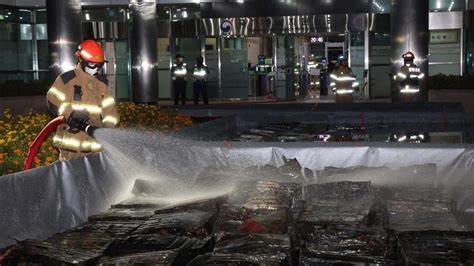 在韩国一座政府数据中心发生电池起火并导致数百个政务系统瘫痪后,国家网络威胁等级上调。本文深入解析事故经过、对民众与企业的影响、黑客利用混乱的风险,以及从技术、管理与政策层面可行的防护与恢复策略,为决策者与运维人员提供实用参考。
