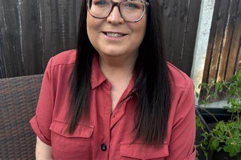 从一位普通办公室管理员的亲身经历出发,探讨人工智能在皮肤癌早筛中的角色、优势与风险,解析AI检测的工作原理、准确性争议、隐私与监管问题,并给出实用的自检与就医建议,帮助读者在数字医疗时代更好地保护皮肤健康。
