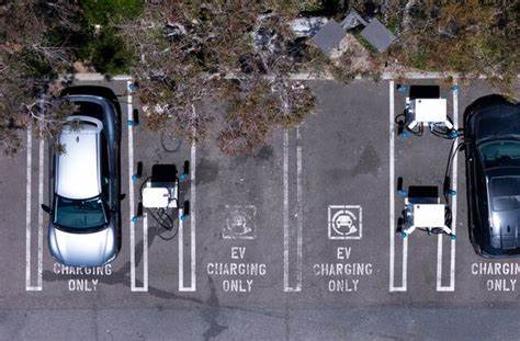 解析美国7500美元税收抵免失效对电动车市场的冲击、产业链风险与应对策略,为消费者、车企与政策制定者提供可行观察与建议。
