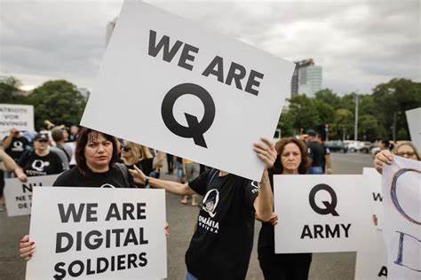 深入探讨人们为何会接受阴谋论,揭示其背后更深层次的社会心理需求,特别是归属感的重要性,帮助读者理解这一复杂现象。
