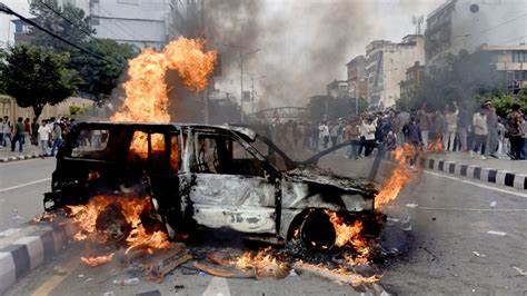 尼泊尔因政府腐败和禁止社交媒体引发的大规模抗议活动中,警方开枪导致至少19人死亡,反映了该国年轻一代对经济机会缺失和政治治理不满的深层次矛盾。文章深入分析抗议的起因、过程及其对尼泊尔政治和社会的影响。
