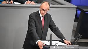 联邦总理弗里德里希·默茨在德国联邦议院的一次重要辩论中强调,德国正迎来全面且深刻的改革时代。这一改革不仅关乎经济发展,更涉及社会结构、价值观念以及国际地位的根本变革。文章深入探讨了默茨政府提出的改革背景、核心内容、反响与未来挑战,呈现德国政治经济转型的全貌。
