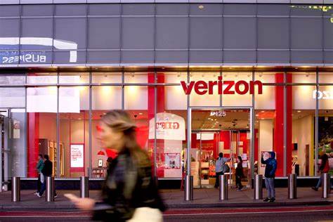 围绕EchoStar与Verizon就出售频谱进行谈判的市场反应、交易背景、监管挑战及对无线通信行业和投资者的长期影响的深入分析
