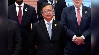 美国政府决定终止与哥伦比亚在毒品战争中的合作关系,并将该国列为'流氓国家',此举对哥伦比亚的外交、经济以及社会各层面造成深远影响,凸显了毒品问题的复杂性及美哥关系的新动态。
