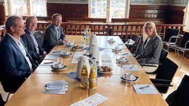 随着欧洲ChatControl提案在成员国间引发激烈讨论,虽然阻挡少数已形成,但丹麦选择逆流而上,决心推动该法案进入司法与内政理事会,引发隐私保护与网络安全领域的深刻担忧和公众反响。本文全面剖析该事件背后的政策动态、技术挑战及社会影响,助力理解当前数字治理的复杂局势。
