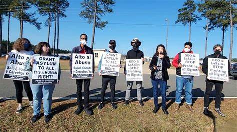 近日,路易斯安那州恶名昭著的Angola州立监狱内,设立的移民拘留中心爆发绝食抗议,十九名被拘留者为争取基本的医疗和心理健康服务、生活必需品以及探视权利,冒着生命危险发起持续五天的绝食斗争。
