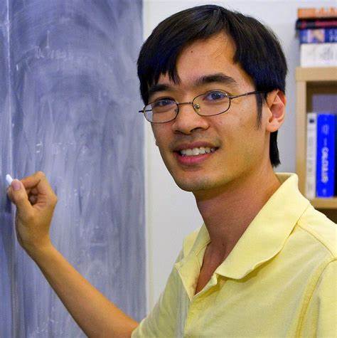 本文深入探讨了陶哲轩关于当代社会中小型组织作用萎缩的见解,解析了现代技术、经济和社会结构如何共同影响小型组织的地位及其对个体和整体社会的影响。
