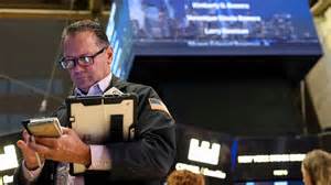 近日,美国公布的就业数据低于预期,市场对美联储即将降息的预期急剧升温,推动全球股市攀升,美元指数则显著走弱。本文全面剖析最新经济数据背后的影响,探讨投资者情绪和市场走势的变化,并展望未来可能出现的政策调整及其潜在影响。
